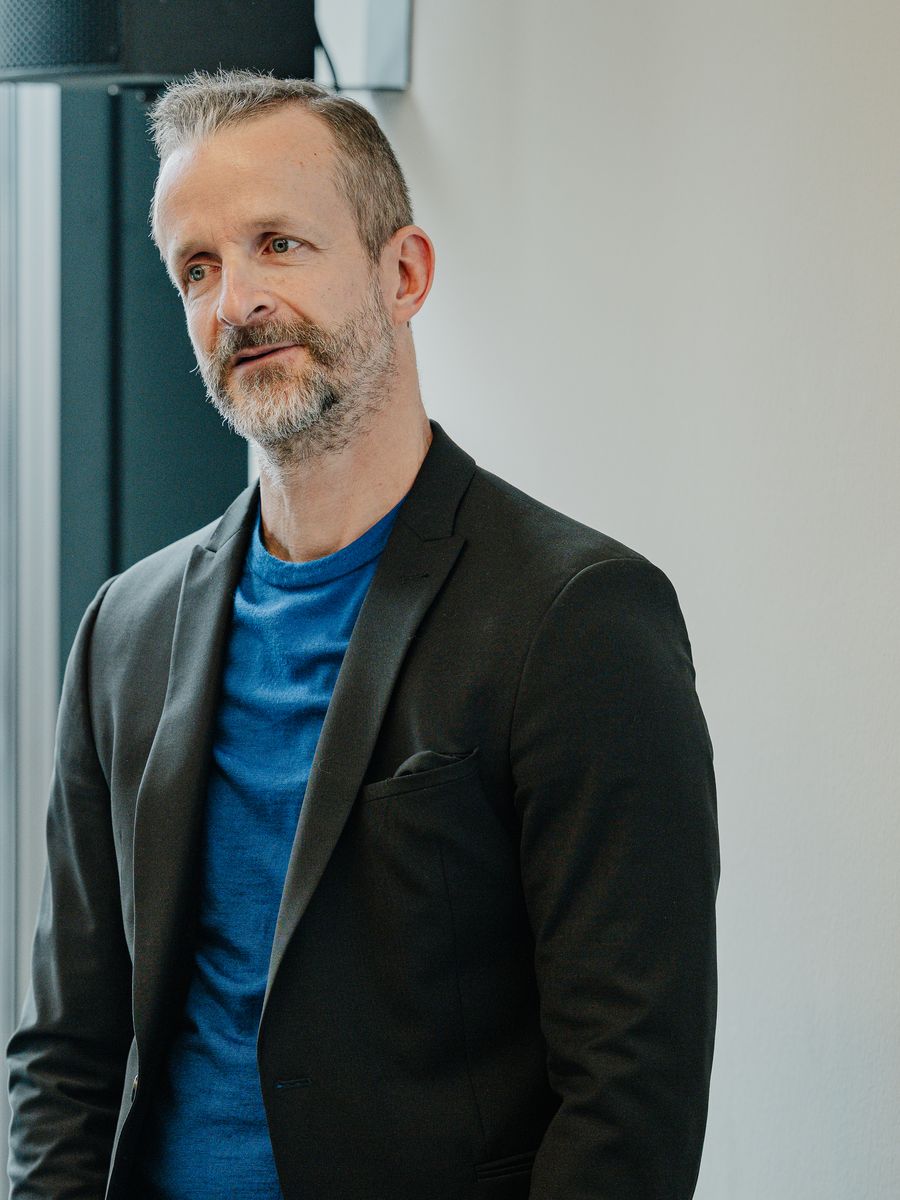 Porträt von Heiko Bartlog, Nahaufnahme, Blick zur Seite.