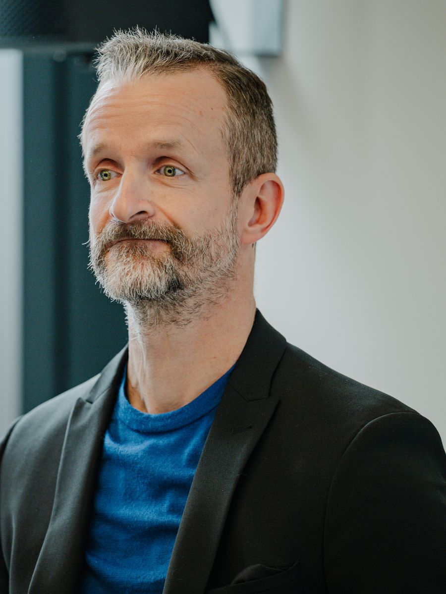 Ruhiges Porträt von Heiko Bartlog, Blick zur Seite.