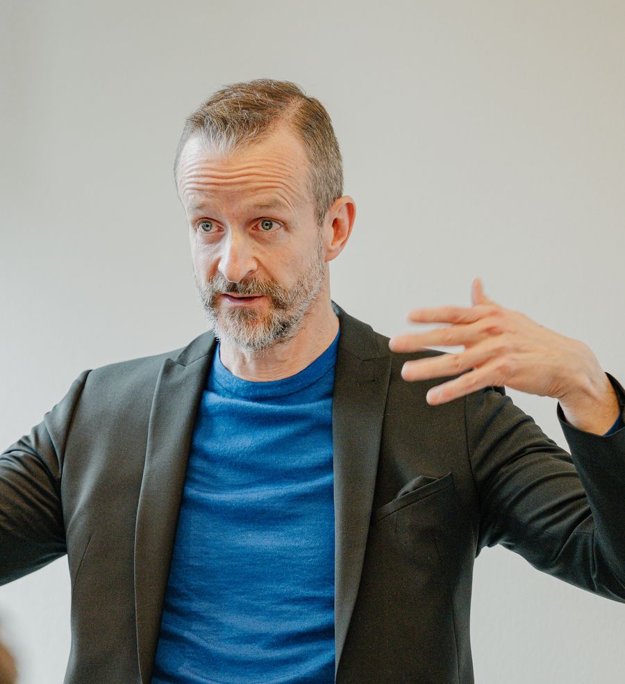 Heiko Bartlog im Workshop, im Gespräch, mit erklärender Geste.