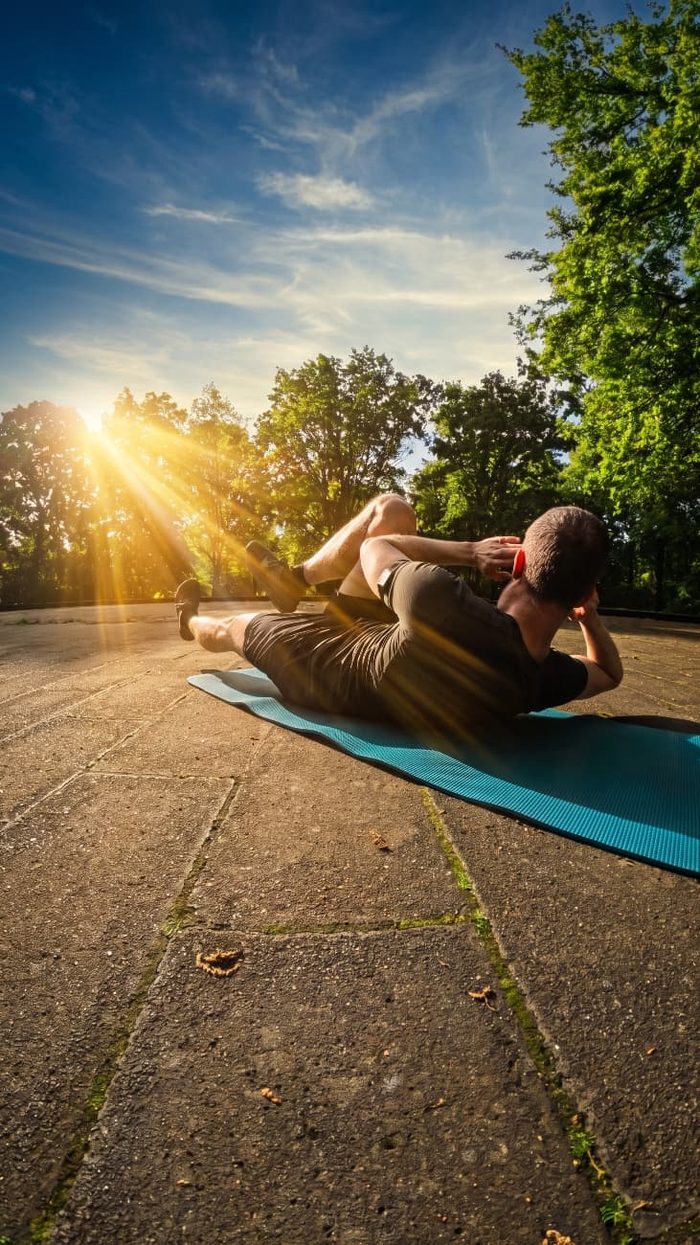 Frühmorgendliches Training im Freien, Sonnenaufgang im Hintergrund – Symbolbild für die zweite Spur.